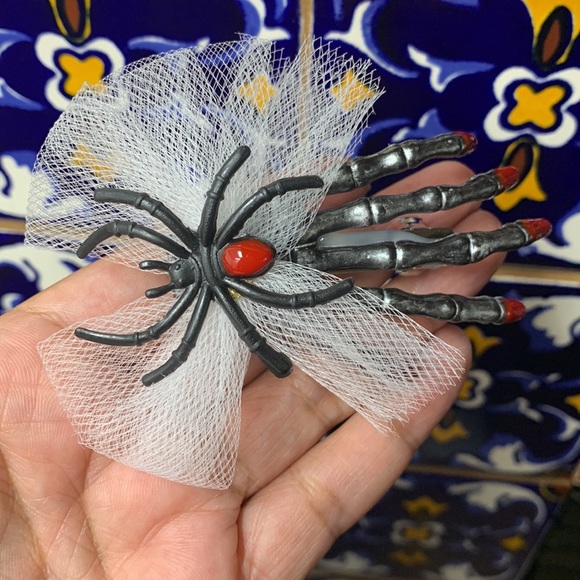 Pair Skeleton hands hair clips Halloween hair accessories - Picture 4 of 9